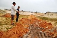 Đình chỉ việc khai thác cát “phạm” đến hàng ngàn ngôi mộ