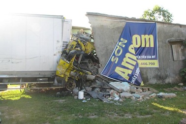 Ô tô tông sập nhà dân trong một vụ tai nạn hy hữu