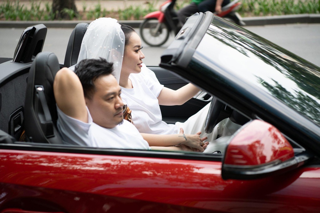 Vũ Hạnh Nguyên mặc đồ thể thao, lái mui trần ở lễ ăn hỏi Nguyễn Đức Cường - 8 Vũ Hạnh Nguyên mặc đồ thể thao, lái mui trần ở lễ ăn hỏi Nguyễn Đức Cường - 8
