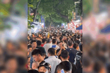 Dòng người nhích từng bước vui Trung thu ở phố cổ Hà Nội