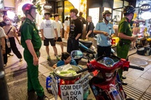 Xóa cảnh hàng rong "xổm" nhếch nhác, lấn chiếm vỉa hè phố đi bộ Nguyễn Huệ