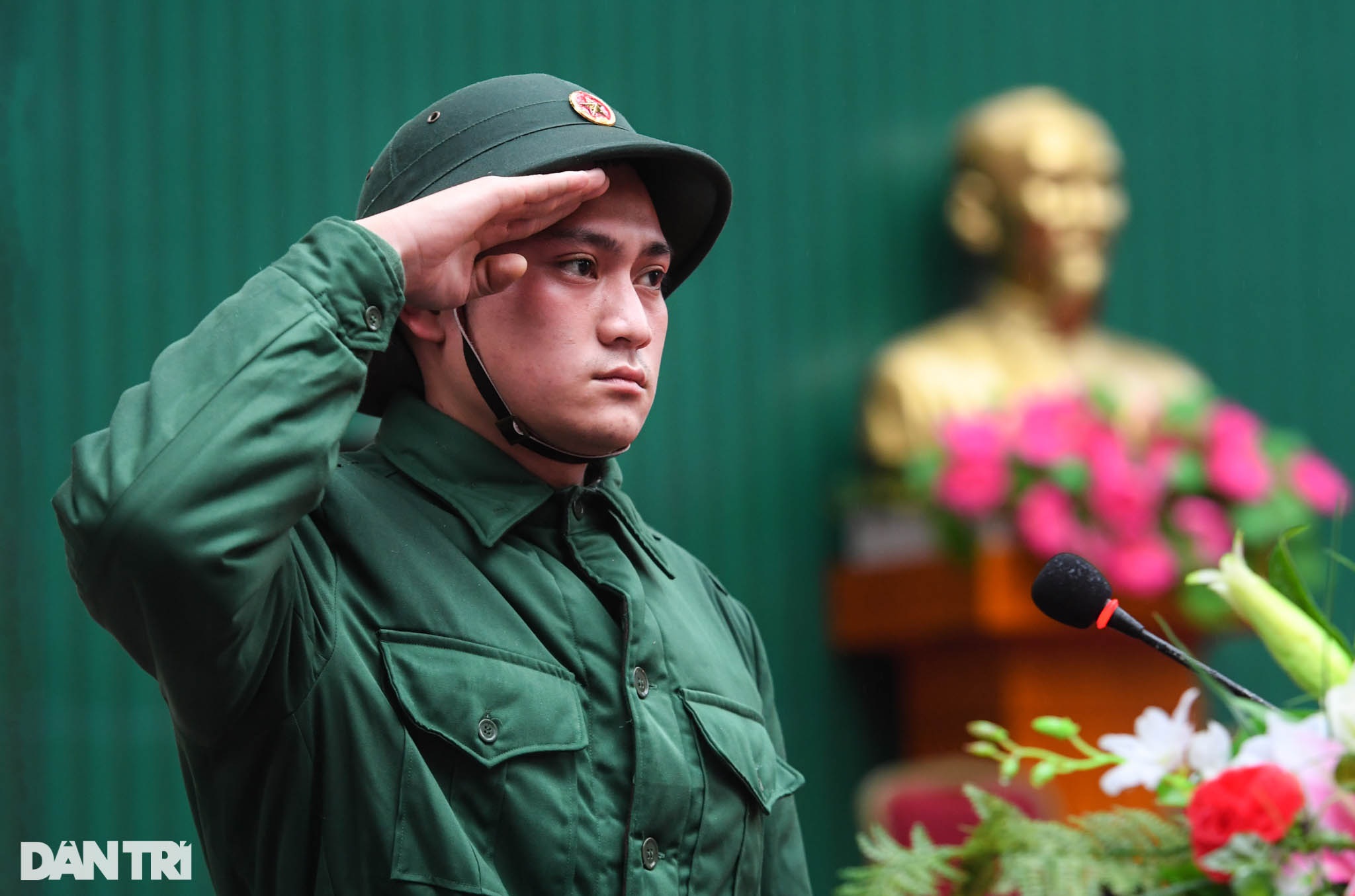 Xúc động hình ảnh người thân tiễn thanh niên Thủ đô lên đường nhập ngũ - 10 Xúc động hình ảnh người thân tiễn thanh niên Thủ đô lên đường nhập ngũ - 10