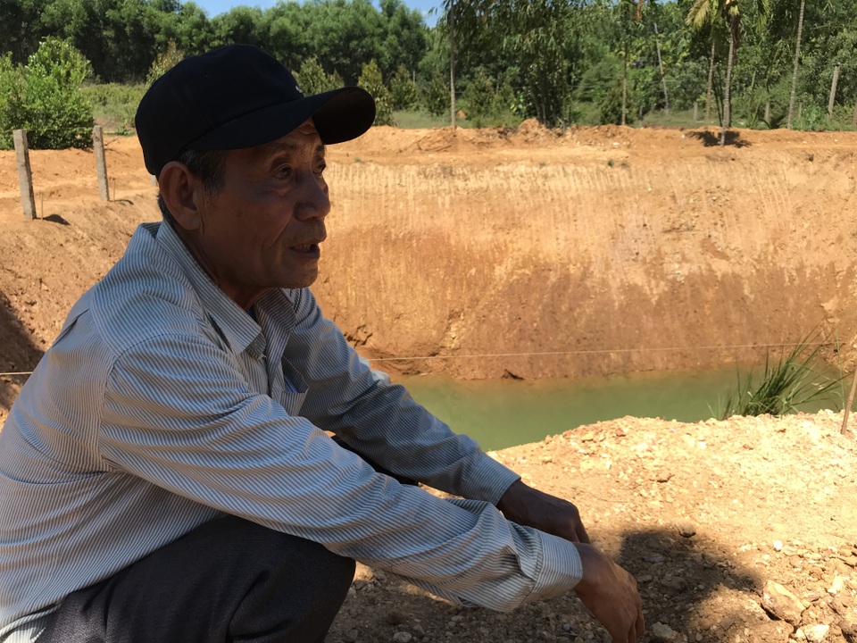 Lão nông đào “giếng khủng” rộng 500 m2 chống hạn - 2 Lão nông đào “giếng khủng” rộng 500 m2 chống hạn - 2