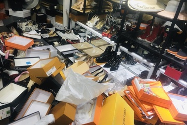 Thu giữ hàng nghìn hàng hiệu nghi giả mạo ở khu phố sầm uất bậc nhất Hà Nội