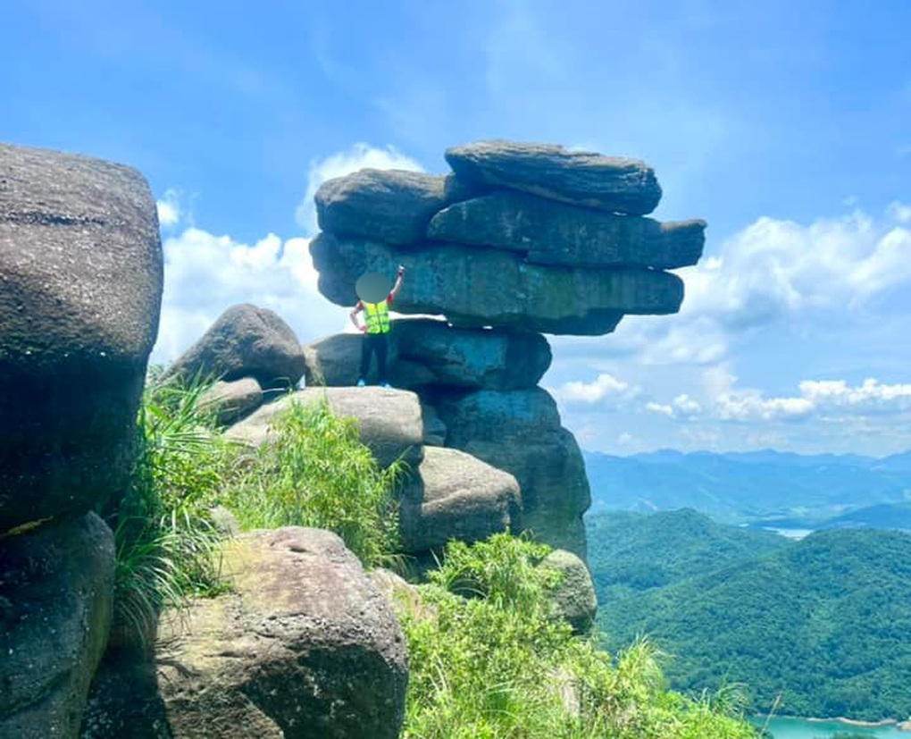 Bức xúc nhóm đạp xe phun sơn lên mỏm núi sống ảo nổi tiếng ở Quảng Ninh - 3