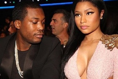 Bạn trai không thể rời mắt khỏi vòng một hấp dẫn của Nicki Minaj