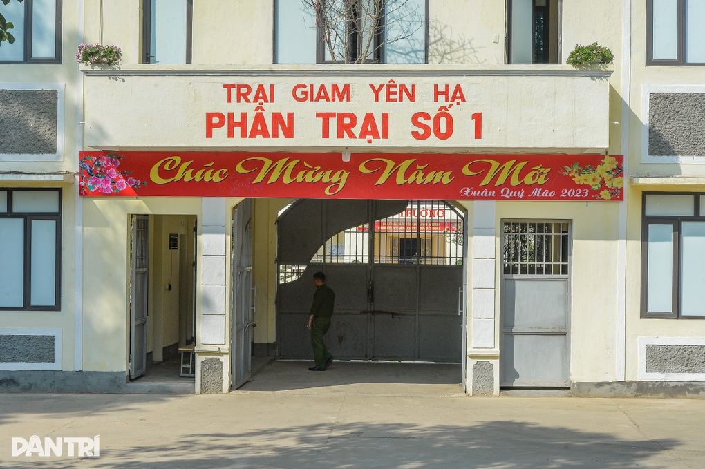 Đêm giao thừa lặng lẽ của vợ chồng cán bộ quản lý trại giam - 1