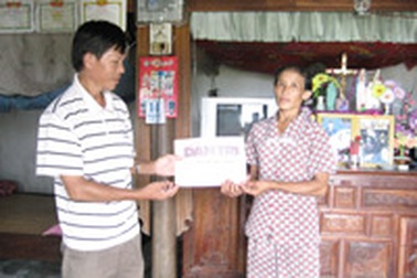 Trao quà của bạn đọc gửi tặng chàng trai “hai đầu”