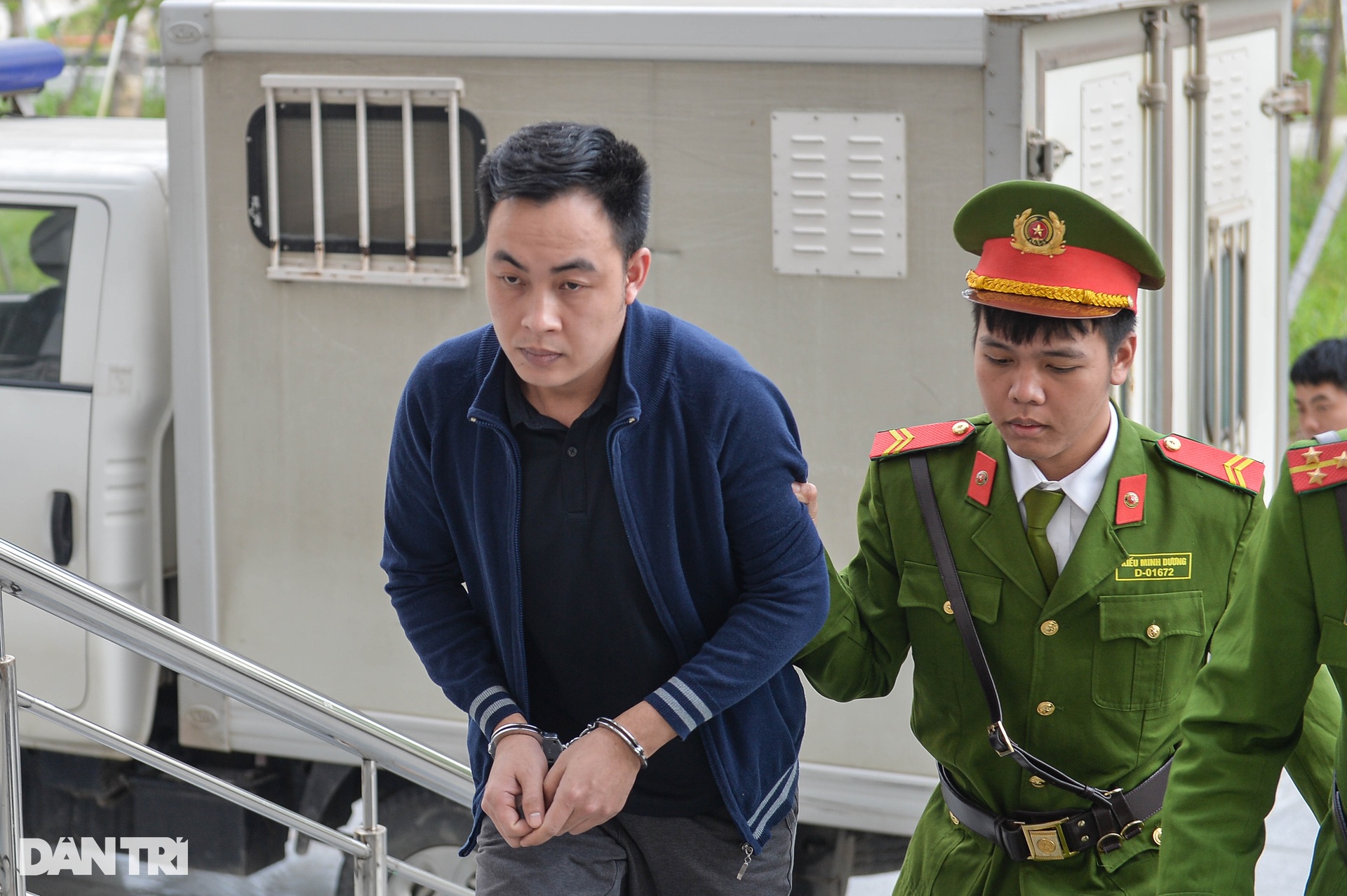 Dẫn giải 3 cựu cán bộ công an bị cáo buộc bắn trộm dê của dân đến hầu tòa - 3