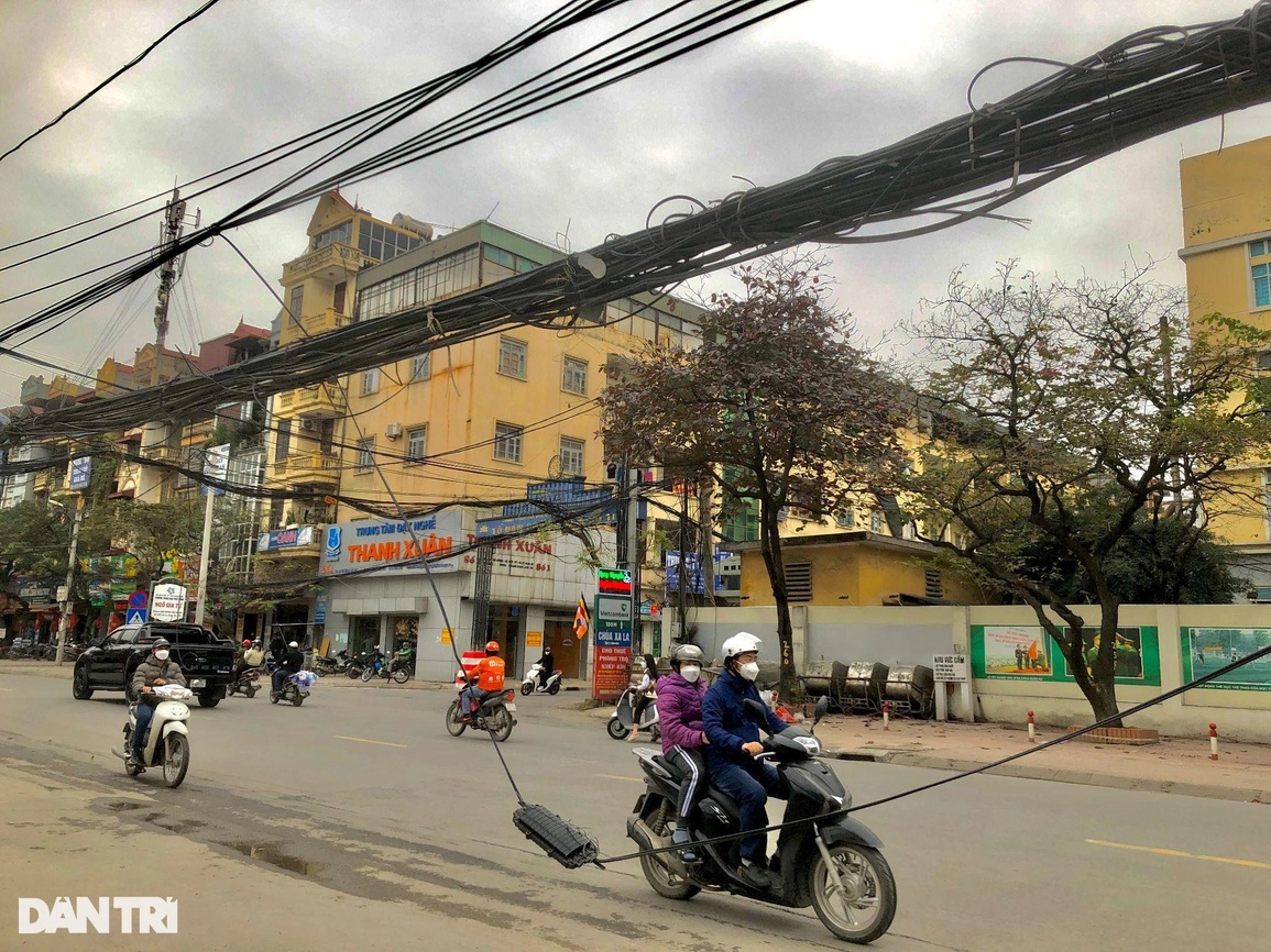 Thót tim với bẫy dây điện, cáp viễn thông chằng chịt khắp phố Hà Nội - 4 Thót tim với bẫy dây điện, cáp viễn thông chằng chịt khắp phố Hà Nội - 4