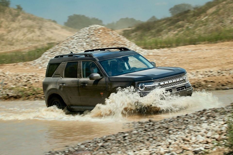 Ford Bronco vẫn chiếm sóng dù đã ra mắt được một tháng - 3 Ford Bronco vẫn chiếm sóng dù đã ra mắt được một tháng - 3