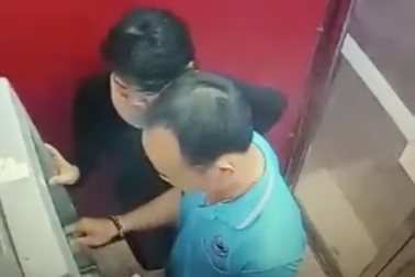 Hai người rút trộm tiền trong thẻ ATM đã trả lại tiền cho khổ chủ