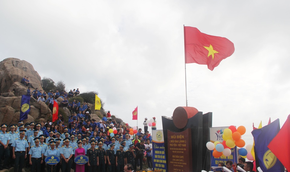 Linh thiêng lễ chào cờ đầu năm mới tại điểm cực Đông trên đất liền - 1 Linh thiêng lễ chào cờ đầu năm mới tại điểm cực Đông trên đất liền - 1