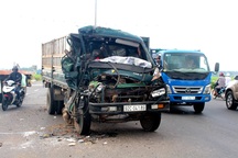 Hai xe tải nát đầu sau cú tông liên hoàn, QL1A kẹt cứng gần 2 giờ