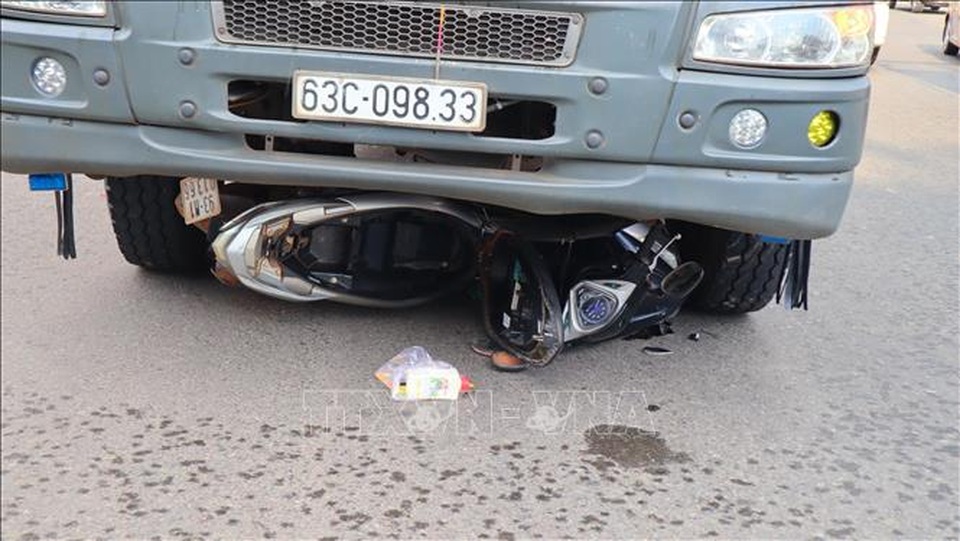 Mẹ và con trai tử nạn dưới gầm xe tải - 1 Mẹ và con trai tử nạn dưới gầm xe tải - 1