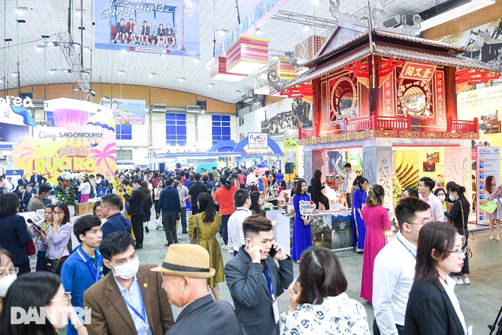 Hàng nghìn người xếp hàng săn tour du lịch giá rẻ tại Hà Nội - 1 Hàng nghìn người xếp hàng săn tour du lịch giá rẻ tại Hà Nội - 1