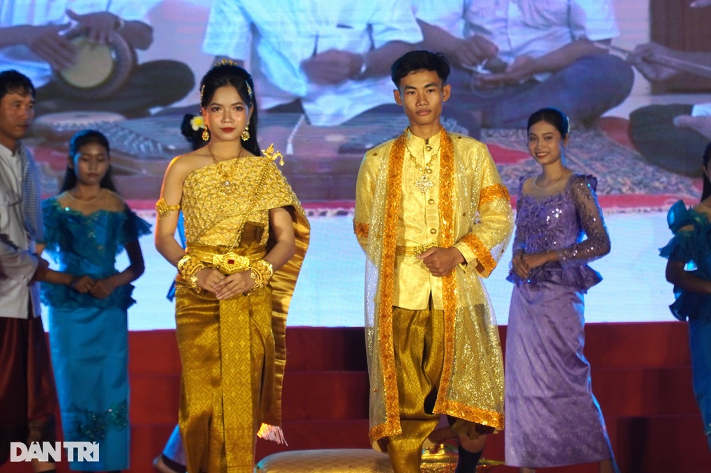 Ấn tượng trang phục truyền thống dân tộc Khmer trong lễ hội Ok Om ...