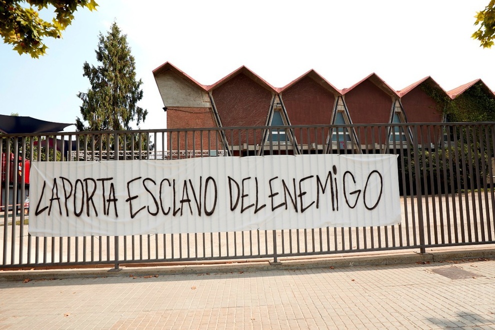 Mất Messi giá 0 đồng, Chủ tịch Barcelona bị ví như nô lệ của Real Madrid - 4