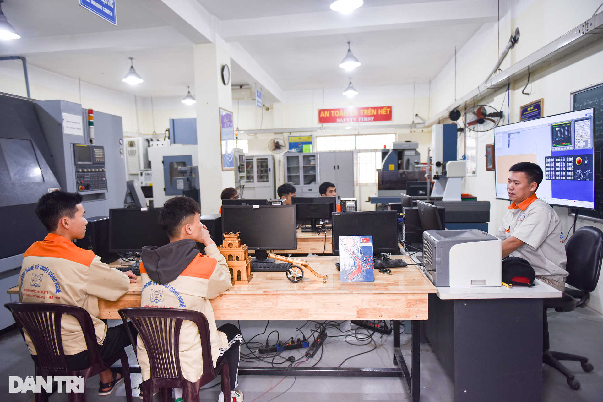 Xưởng thực hành hiện đại của nghề lương 20 triệu đồng nhưng thiếu người học - 2 Xưởng thực hành hiện đại của nghề lương 20 triệu đồng nhưng thiếu người học - 2