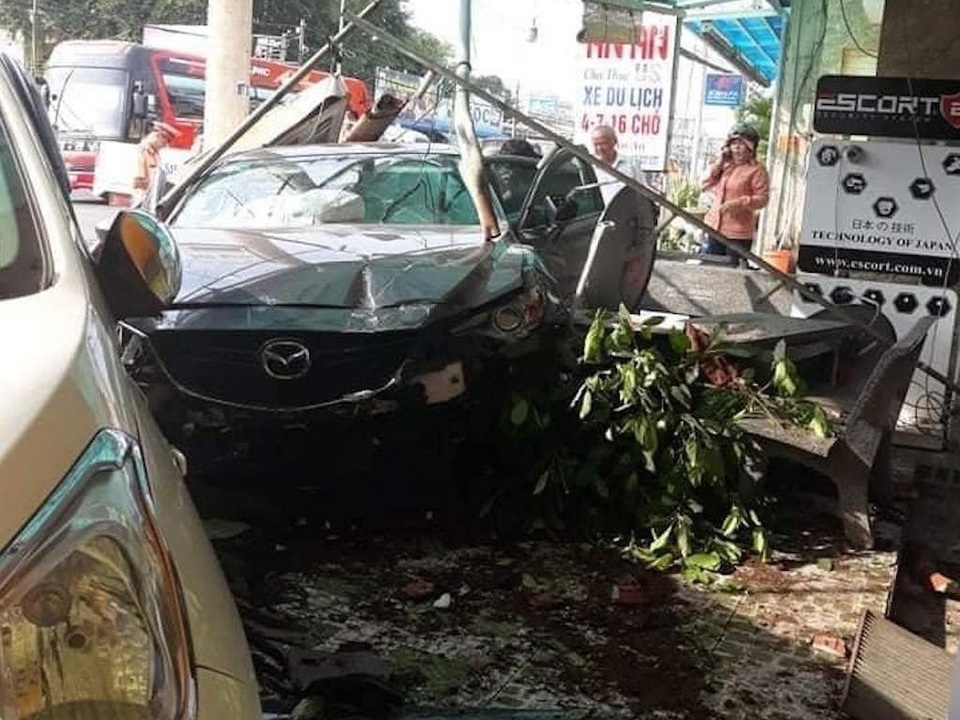 Ô tô nát bét sau khi xới tung hàng hiên nhà dân - 2 Ô tô nát bét sau khi xới tung hàng hiên nhà dân - 2