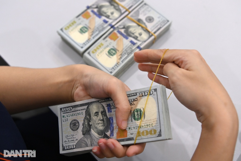 Giá bán USD tại các ngân hàng lên kịch trần - 1 Giá bán USD tại các ngân hàng lên kịch trần - 1