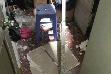 Hà Nội: Hú vía vì bị hai thanh sắt xuyên thủng mái nhà trong đêm