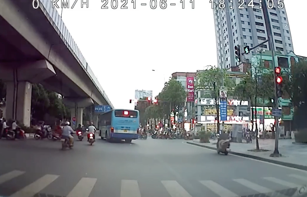 Vì sao nhiều người tham gia giao thông gọi xe bus là hung thần đường phố? - 2 Vì sao nhiều người tham gia giao thông gọi xe bus là hung thần đường phố? - 2