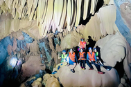 Nhóm người giẫm đạp lên thạch nhũ trong hang động: Chuyên gia nói gì?