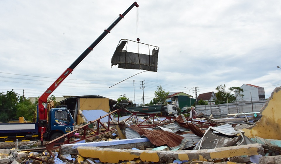 Vì sao hàng trăm cột điện tại Thừa Thiên Huế gãy đổ trong bão số 5? - 7 Vì sao hàng trăm cột điện tại Thừa Thiên Huế gãy đổ trong bão số 5? - 7