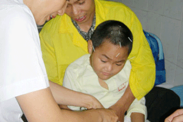 Hiệu quả rõ rệt trong điều trị tự kỷ, bại não bằng châm cứu