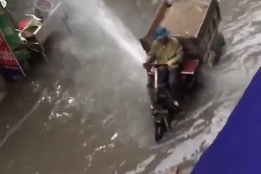 Chạy xe ba gác phun nước xối xả vào nhà dân khiến nhiều người bức xúc