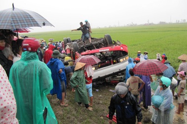 Xe khách lật xuống ruộng, 2 người chết, 12 người bị thương 