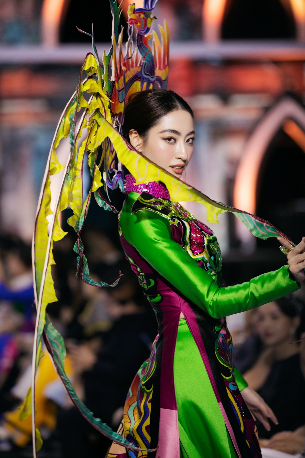 Hoa hậu Lương Thùy Linh diện trang phục lấy cảm hứng từ hình tượng tiên nữ - 5 Hoa hậu Lương Thùy Linh diện trang phục lấy cảm hứng từ hình tượng tiên nữ - 5
