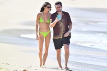 "Tay chơi" Scott Disick đưa bạn gái kém 13 tuổi đi nghỉ giáng sinh ở biển