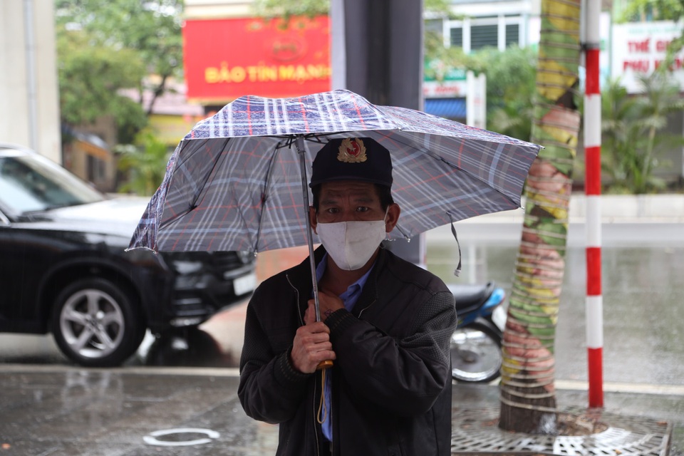 Thêm một “cây ATM” gạo, người nghèo Hà Nội đội mưa đi nhận miễn phí - 7 Thêm một “cây ATM” gạo, người nghèo Hà Nội đội mưa đi nhận miễn phí - 7