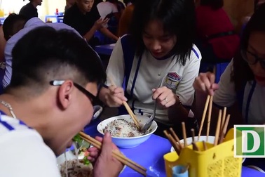 Quán bún vỉa hè Hà Nội đông khách gấp đôi sau khi công chúa Thủy Điển dùng bữa