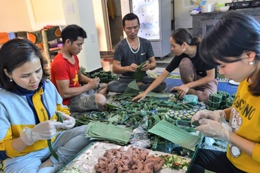 Phố làm nem chua “chạy nước rút” ngày cuối năm