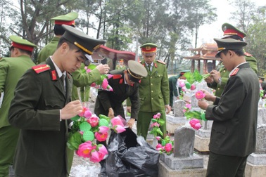 Hơn 1.000 đoàn viên, thanh niên ra quân chăm sóc phần mộ liệt sĩ