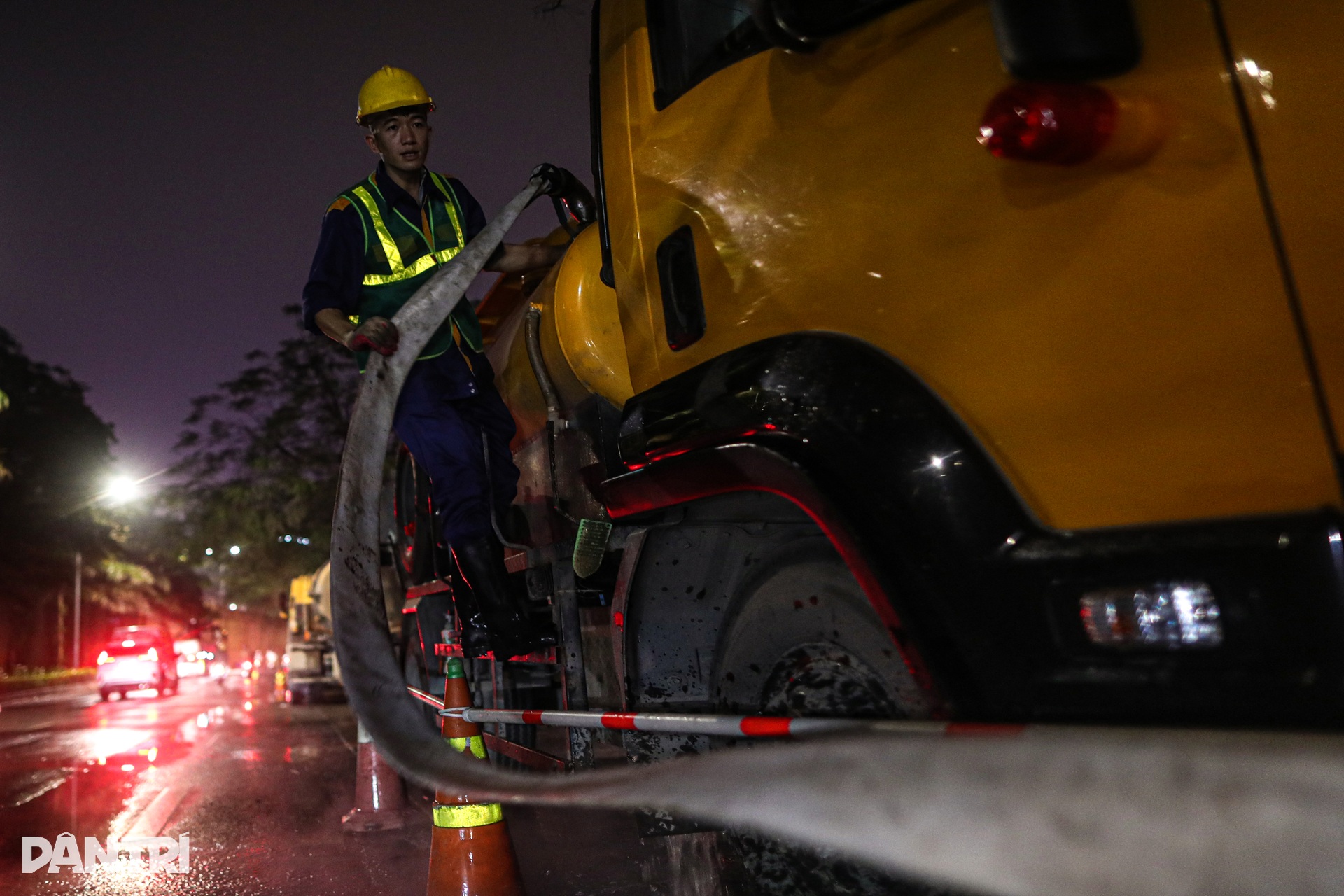 Công nhân ngâm bùn trắng đêm nạo vét sông Tô Lịch - 8