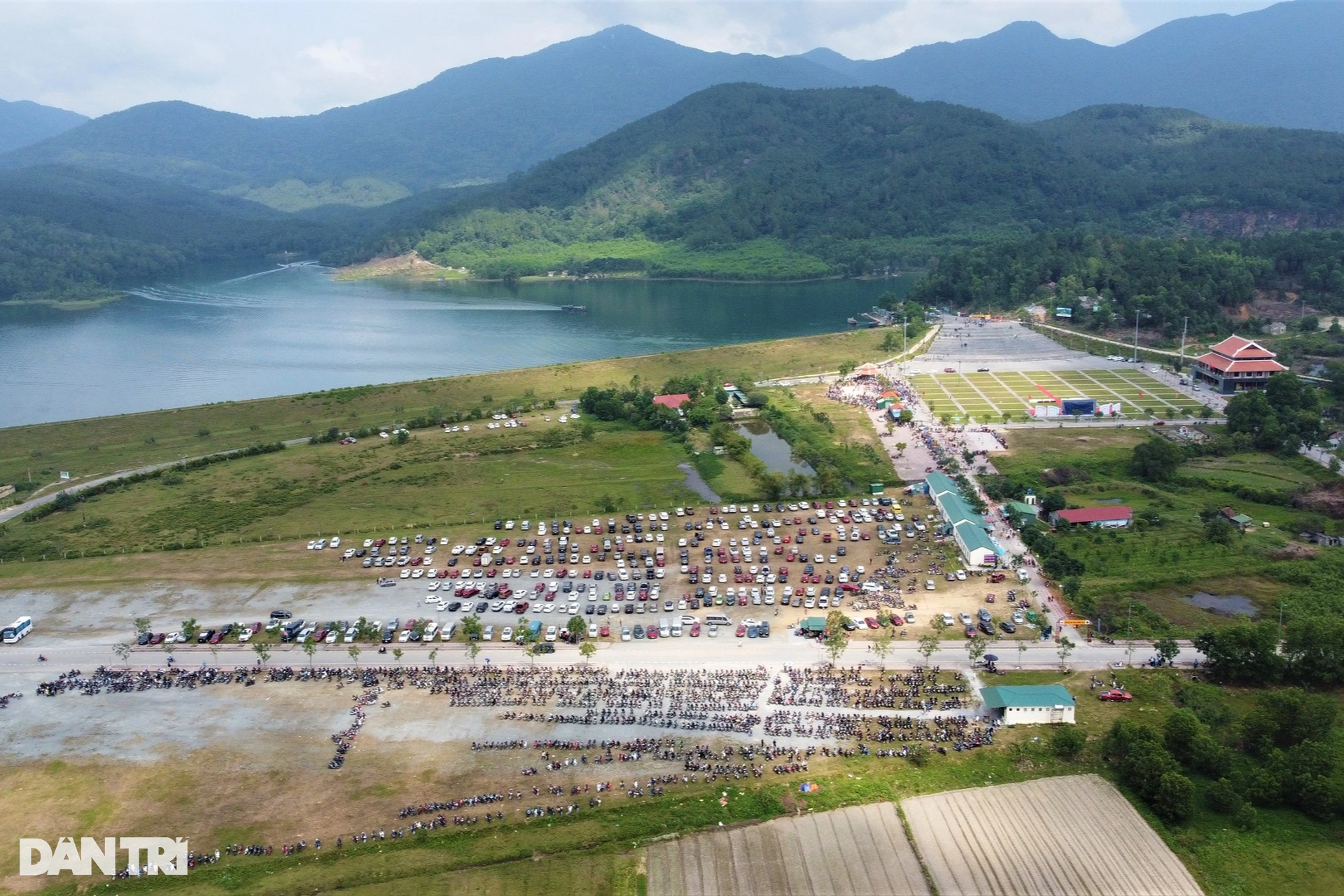 Chen chân đổ dầu gió xoa tượng hổ mong chữa bách bệnh ở chùa Hương Tích - 2 Chen chân đổ dầu gió xoa tượng hổ mong chữa bách bệnh ở chùa Hương Tích - 2
