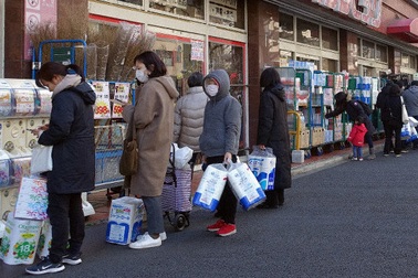 Giấy vệ sinh, khẩu trang bùng nổ "cứu" tiêu dùng Nhật Bản