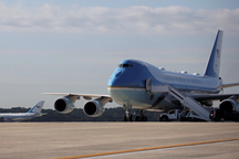 Tổng thống Biden loại màu sơn mà ông Trump chọn cho Không lực Một