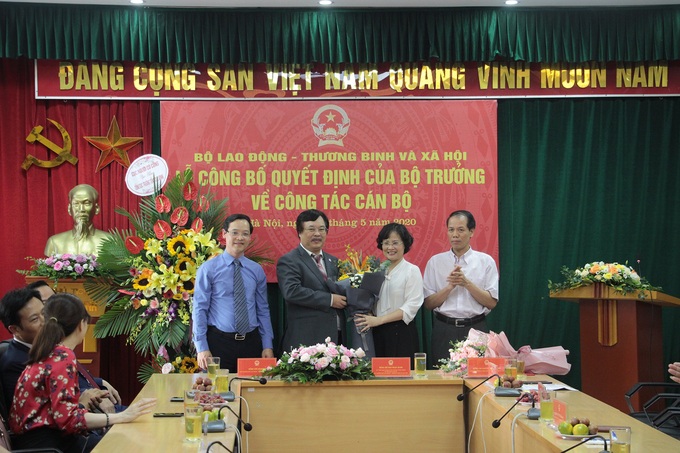 Bộ trưởng Đào Ngọc Dung trao quyết định hưởng chế độ bảo hiểm xã hội cho Tổng Cục trưởng Nguyễn Hồng Minh - Ảnh 8. Bộ trưởng Đào Ngọc Dung trao quyết định hưởng chế độ bảo hiểm xã hội cho Tổng Cục trưởng Nguyễn Hồng Minh - Ảnh 8.