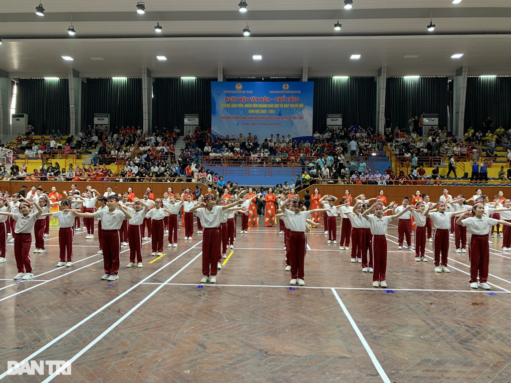 Nữ giáo viên Hà Nội khiêu vũ chuyên nghiệp trong ngày hội thể thao - 1 Nữ giáo viên Hà Nội khiêu vũ chuyên nghiệp trong ngày hội thể thao - 1