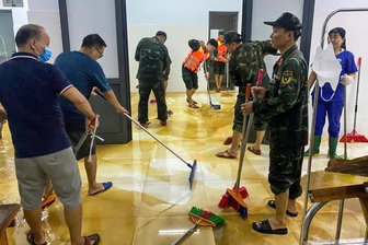 Lũ rút để lại lớp bùn dày trong hai bệnh viện lớn ở Đà Nẵng