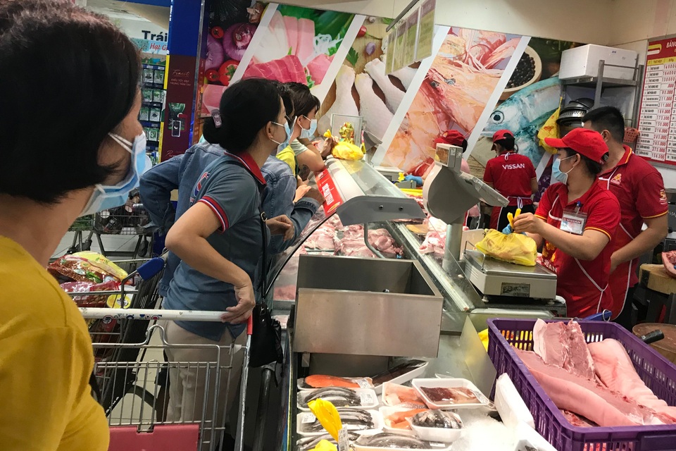 TPHCM: Sau lệnh giãn cách xã hội, siêu thị đông nghẹt, cạn hàng - 3 TPHCM: Sau lệnh giãn cách xã hội, siêu thị đông nghẹt, cạn hàng - 3