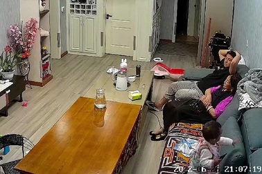 Bố phản xạ cực nhanh cứu con nhỏ khỏi cú ngã đau