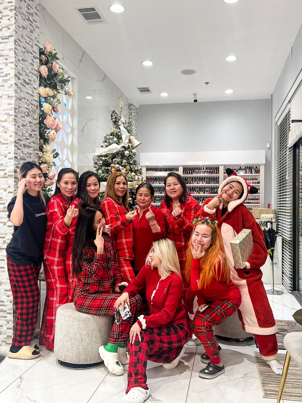 Khách Mỹ chờ 5 tiếng để thợ Việt làm cho bộ móng giá 3,7 triệu đồng - 5 Khách Mỹ chờ 5 tiếng để thợ Việt làm cho bộ móng giá 3,7 triệu đồng - 5