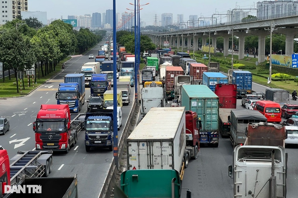 Dòng phương tiện ùn ứ kéo dài trên đại lộ ở TPHCM
