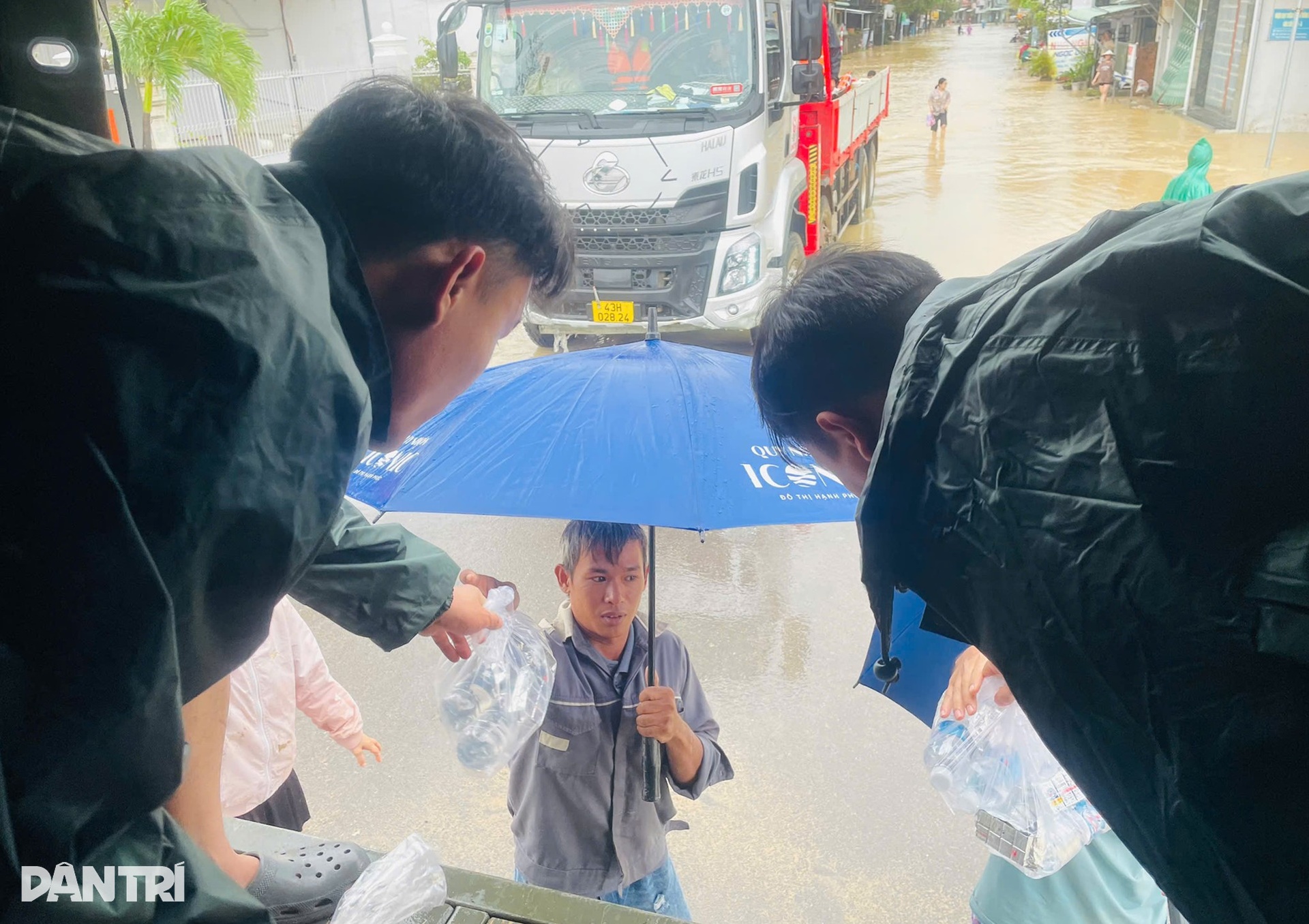 Vợ chồng ôm thùng xốp, bình nước bơi 500m trong lũ dữ để thoát thân - 9